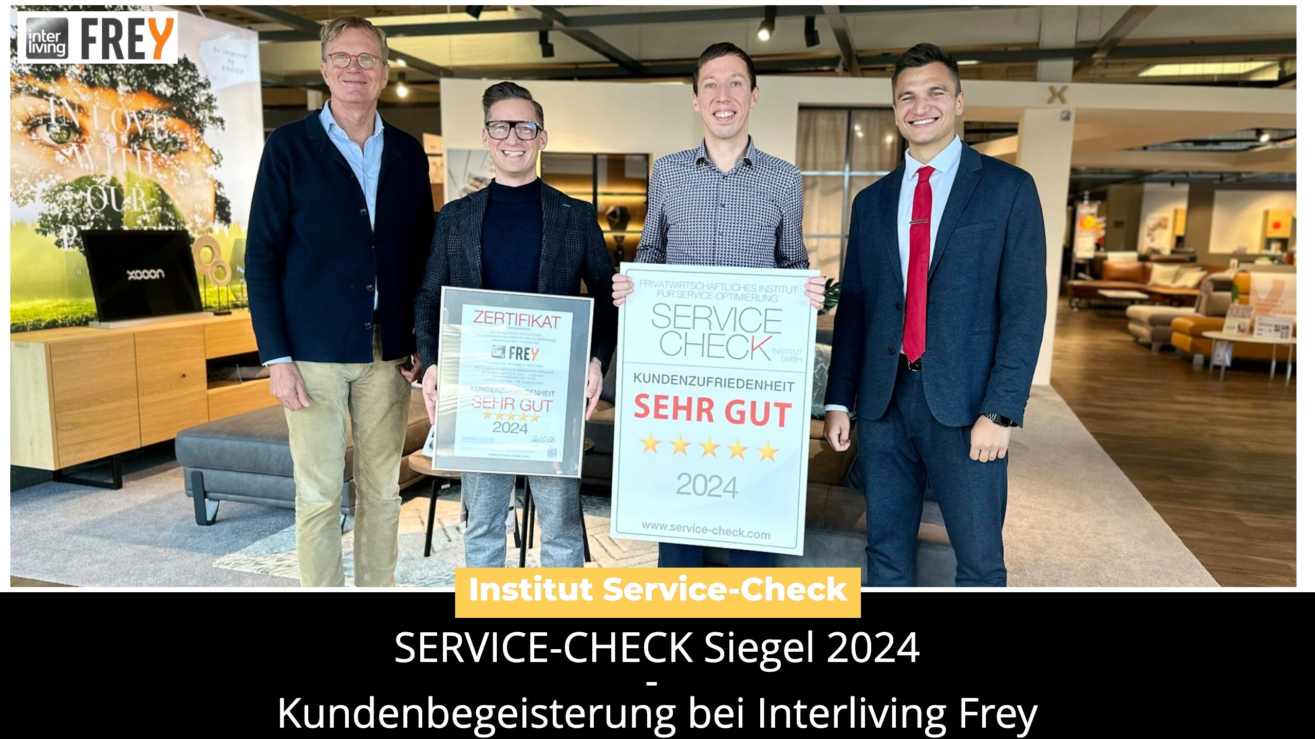 Feierliche Auszeichnung von Interliving Frey mit dem Service-Check Siegel 2024 in Cham (Personen von l.n.r.: Herr Helmut Hagner - Geschäftsleitung Interliving Frey, Herr Stefan Kiefer - Hausleitung Interliving Frey Cham, Herr Christian Löw - Hausleitung Interliving Frey Weiden, Herr Pablo C. Gräfrath - Geschäftsführer Institut Service-Check)