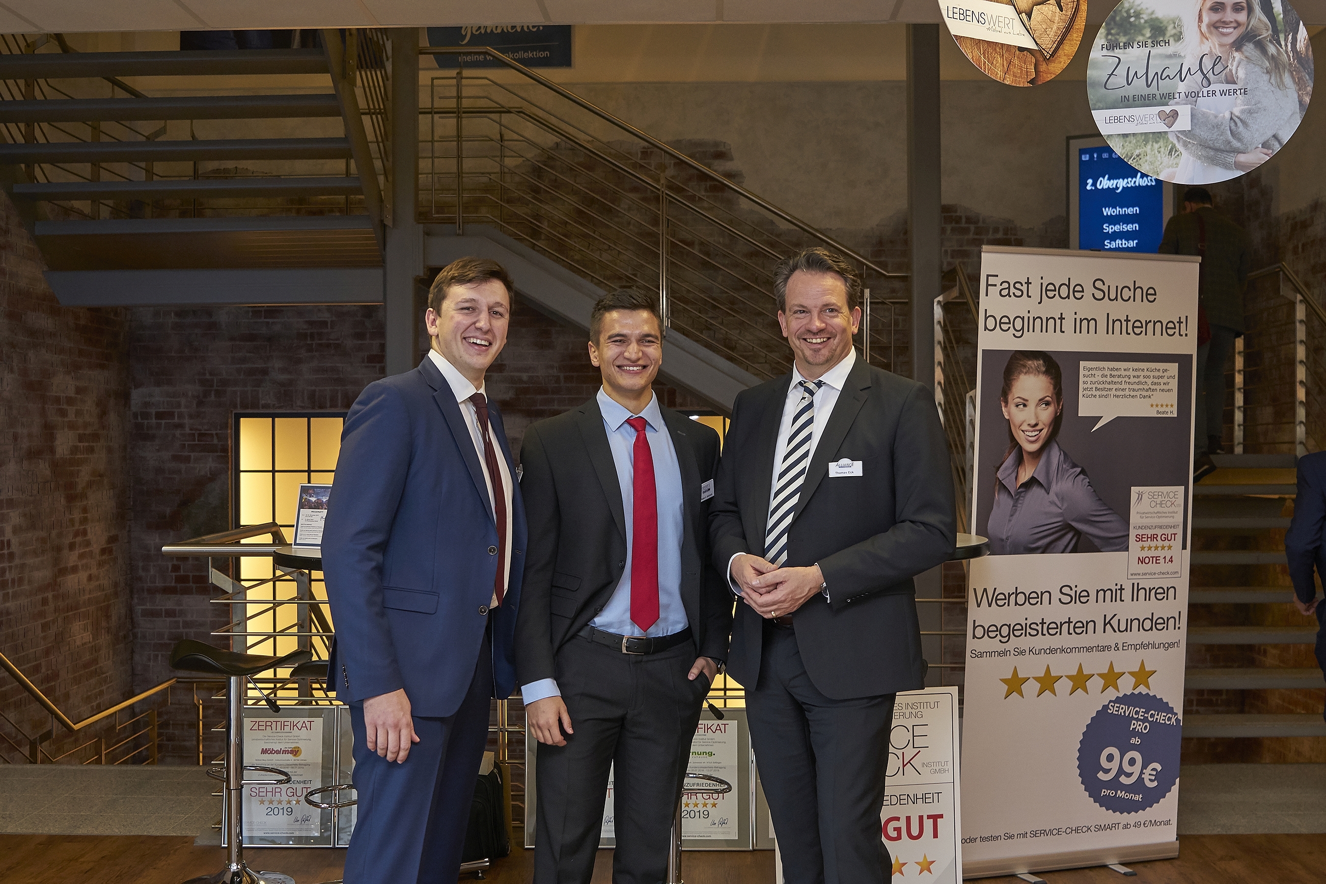 Das Institut SERVICE-CHECK zu Besuch auf der Alliance-Ordermesse 2019 (Personen von links nach rechts: erste Person von links - Maurice Piesker (Institut SERVICE-CHECK ), zweite Person von links - Pablo C. Gräfrath (Prokurist - Institut SERVICE-CHECK), dritte Person von links - Thomas Eck (Geschäftsführer - Alliance-Verband)