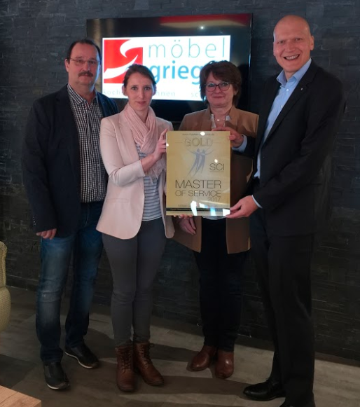 Die Inhaberfamilie Roth nimmt stellvertretend für das gesamte Möbel Grieger-Team den Master-of-Service-Award 2017 von dem Leiter des Institut SERVICE-CHECK Uwe Gräfrath (ganz rechts) in Empfang.