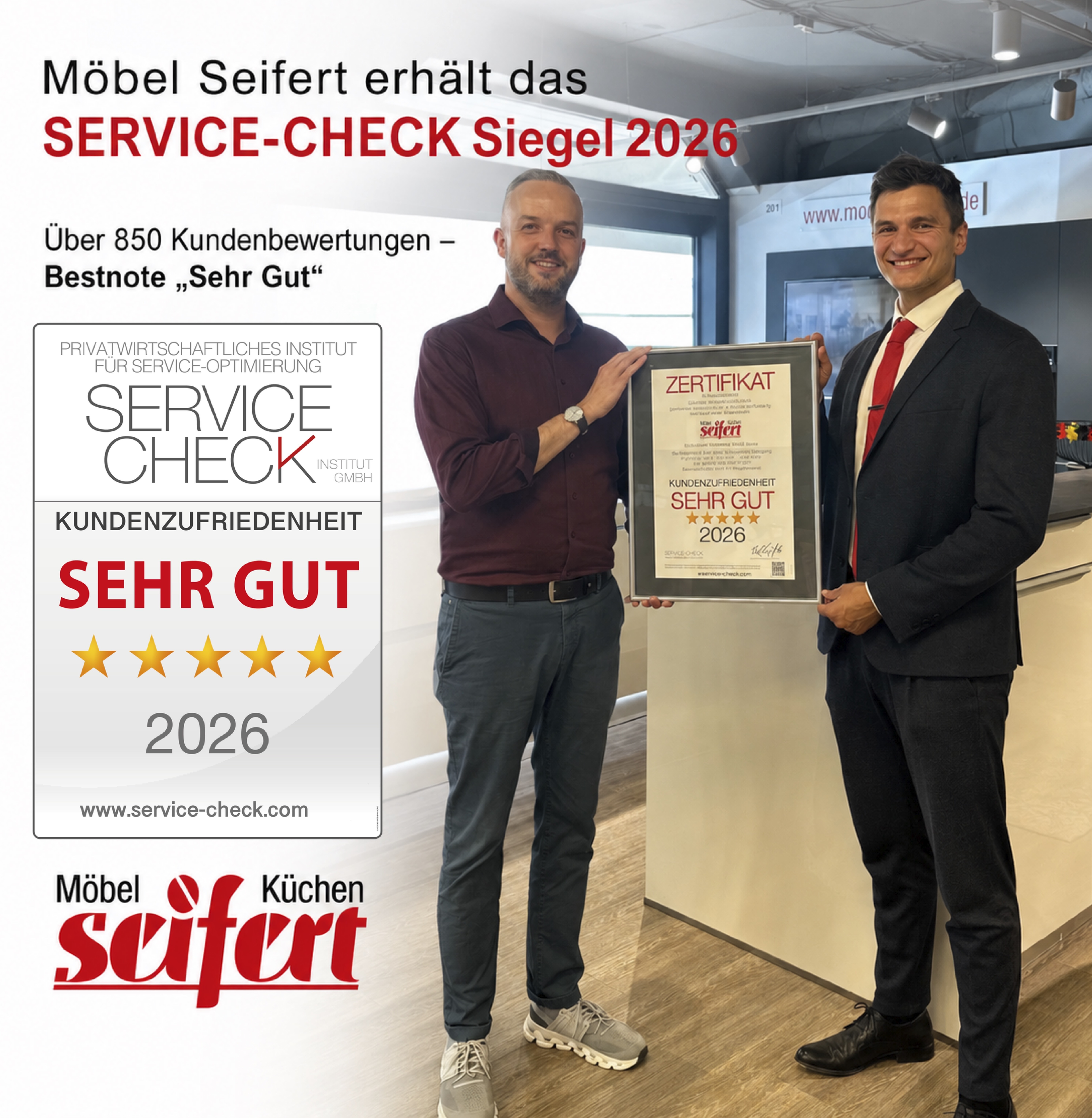 Feierliche Auszeichnung von Möbel Seifert mit dem SERVICE-CHECK Siegel 2026 (Personen von l.n.r.: Pablo C. Gräfrath - Institut SERVICE-CHECK, Emanuel Seifert - Möbel Seifert)