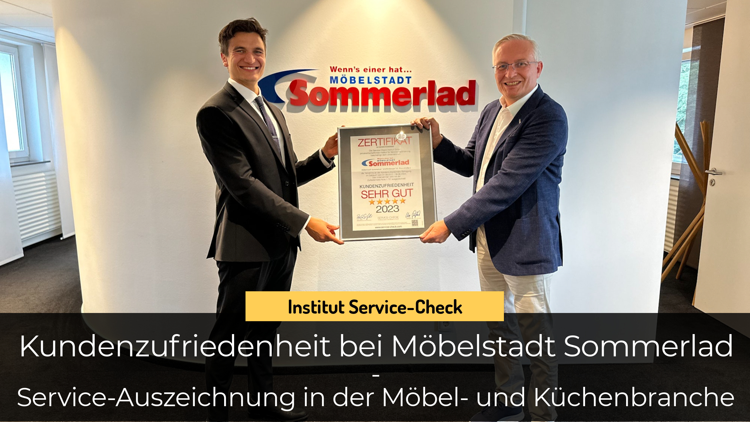 Feierliche Auszeichnung von Möbelstadt Sommerlad mit dem Service-Check Siegel 2023 in Gießen (Personen von l.n.r.: Pablo C. Gräfrath - Geschäftsführer Institut Service-Check, Frank Sommerlad - Geschäftsführer Möbelstadt Sommerlad)