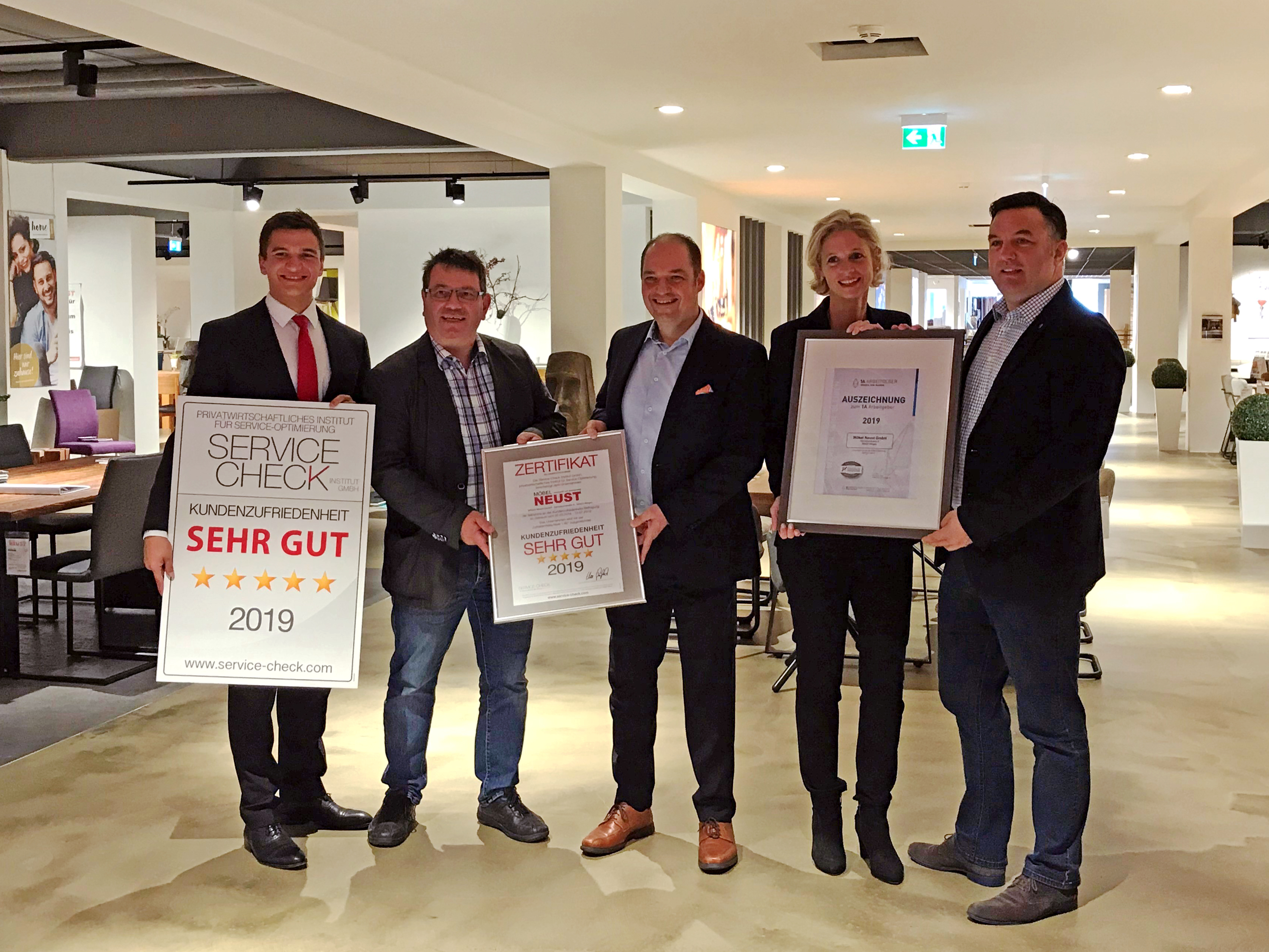 Ortsbürgermeister Andreas Weidenfeller gratuliert Möbel Neust zu Service-Auszeichnungen (Personen von links nach rechts - Pablo C. Gräfrath (Prokurist - SERVICE-CHECK Institut), Andreas Weidenfeller (Bürgermeister Wirges), Patrick Neust (Geschäftsführer - Möbel Neust), Eva Neust-Haßenpflug (Geschäftsführerin - Möbel Neust), Michael A. Heun (Vorstand - 1A Arbeitgeber)