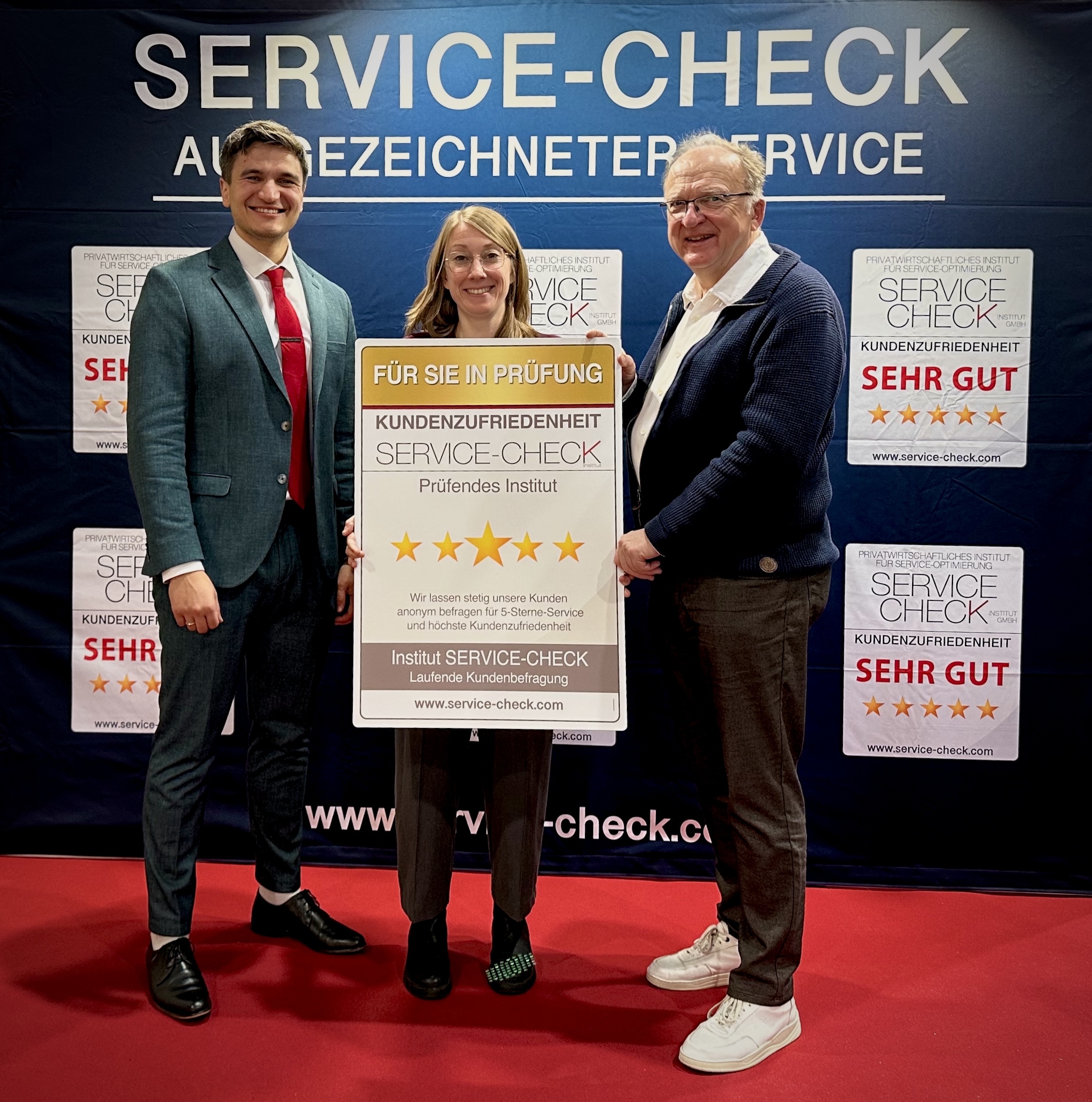 Beyhoff Home Company erhält SERVICE-Urkunde (Personen von l.n.r.: Pablo C. Gräfrath - Institut SERVICE-CHECK, Eva Beyhoff - Beyhoff Home Company, Klaus Wilhelm Beyhoff - Beyhoff Home Company) )