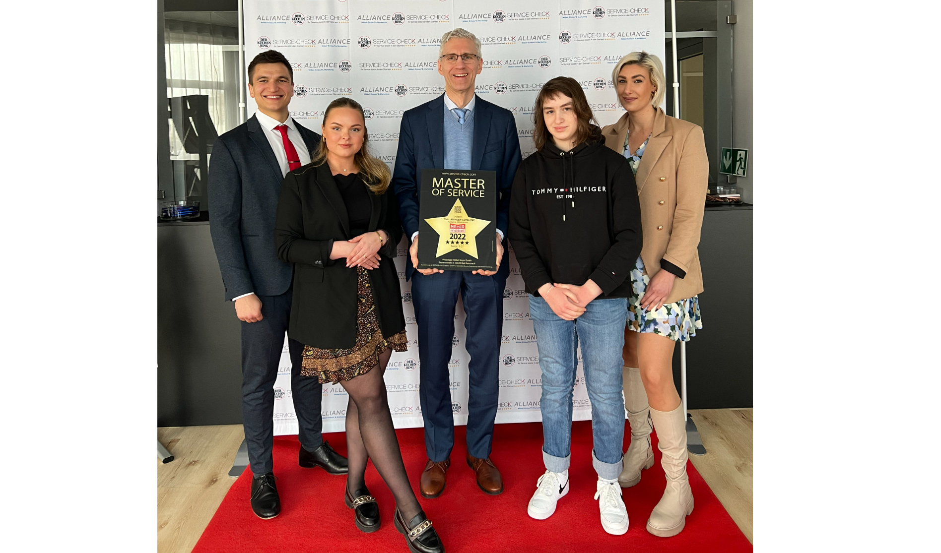 Feierliche Überreichung des Master-of-Service Award 2022 an das Team von Möbel Mayer in Bad Kreuznach