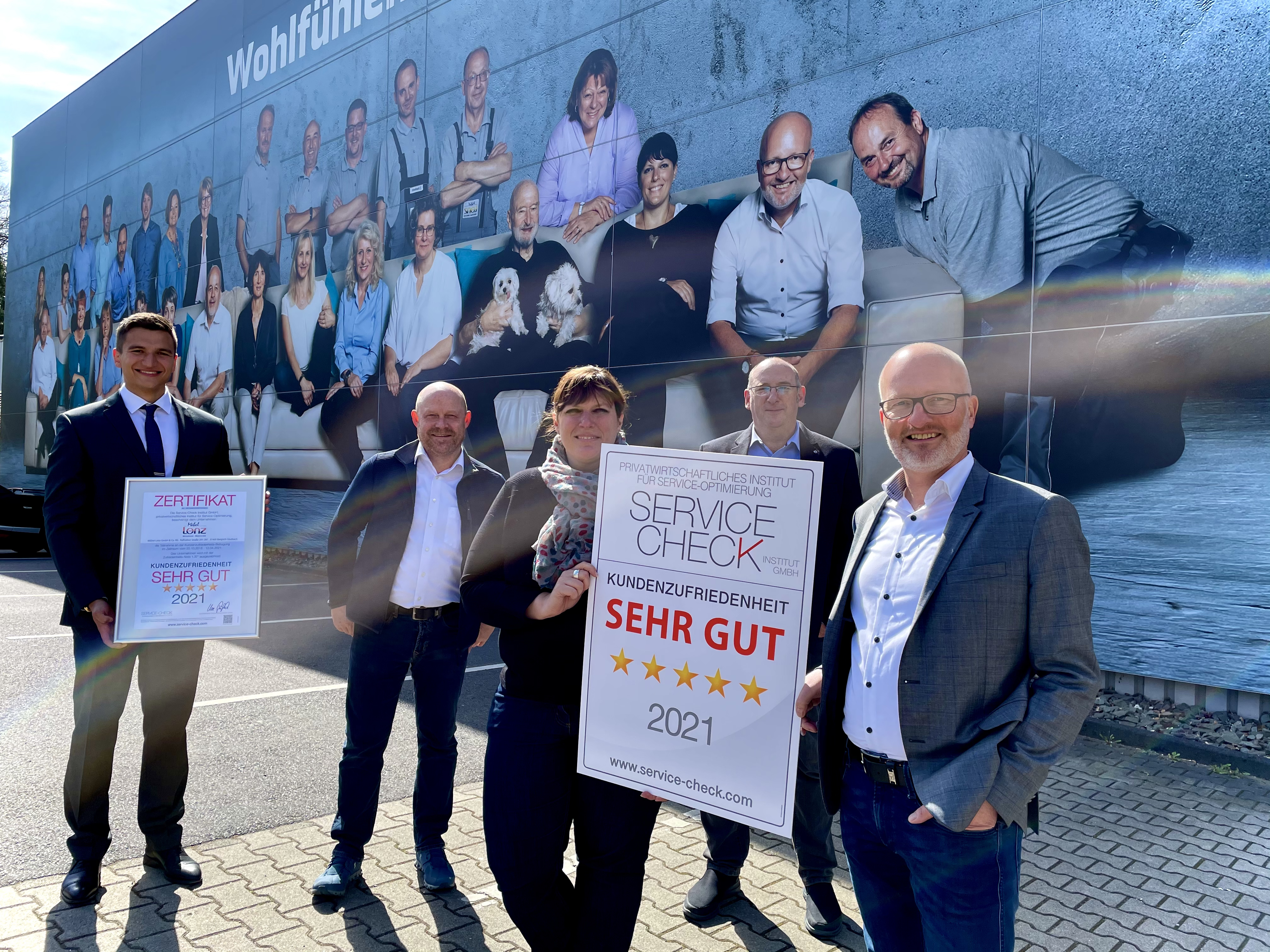 Service-Check Siegel Auszeichnung 2021 bei Möbel Lenz in Bergisch Gladbach (Personen von l.n.r.: Pablo Gräfrath - Prokurist, Institut Service-Check, Michael Giersberg - Möbel Lenz, Bärbel Lenz - Geschäftsführer, Möbel Lenz, Rainer Knietsch - MKB Consulting, Guido Koch - Geschäftsführer, Möbel Lenz)