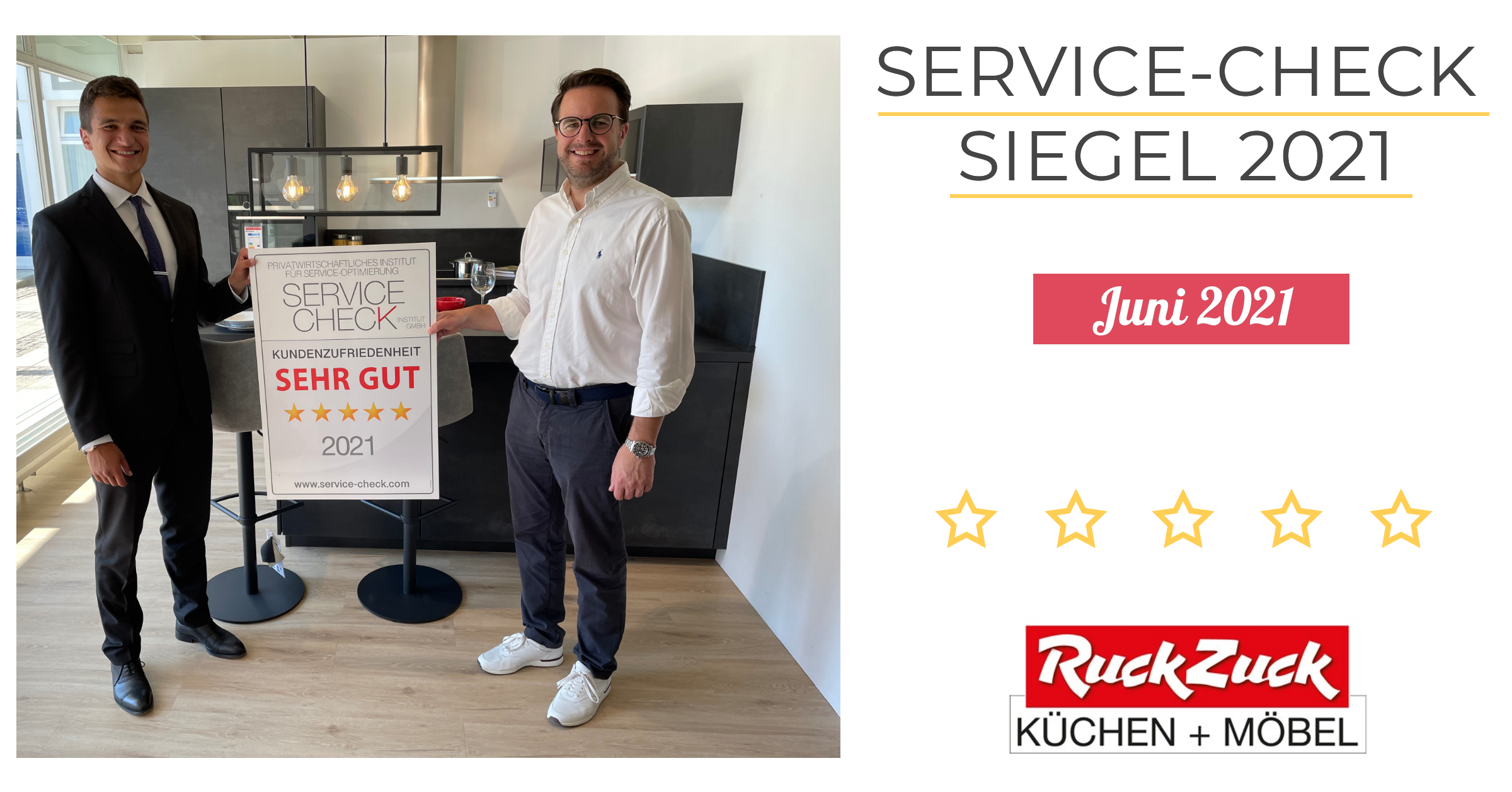 RuckZuck Möbel + Küchen - Michael Wendlinger empfängt stolz das SERVICE-CHECK Siegel 2021  (Personen von l.n.r.: Pablo C. Gräfrath - Prokurist Institut Service-Check,  Michael Wendlinger - Geschäftsführer RuckZuck Küchen + Möbel)