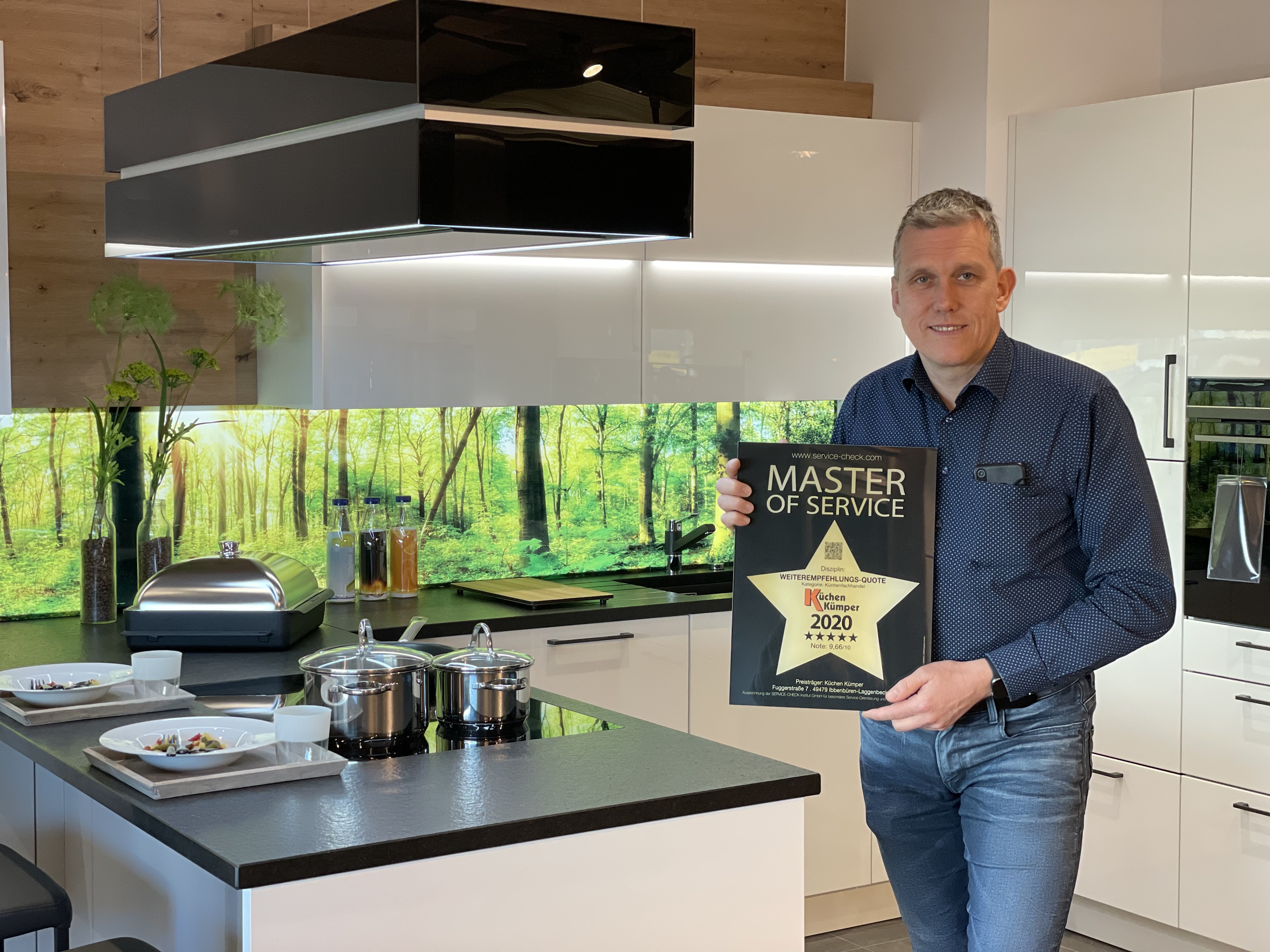 Gudio Kümper freut sich über den "Master-of-Service" - Award 2020