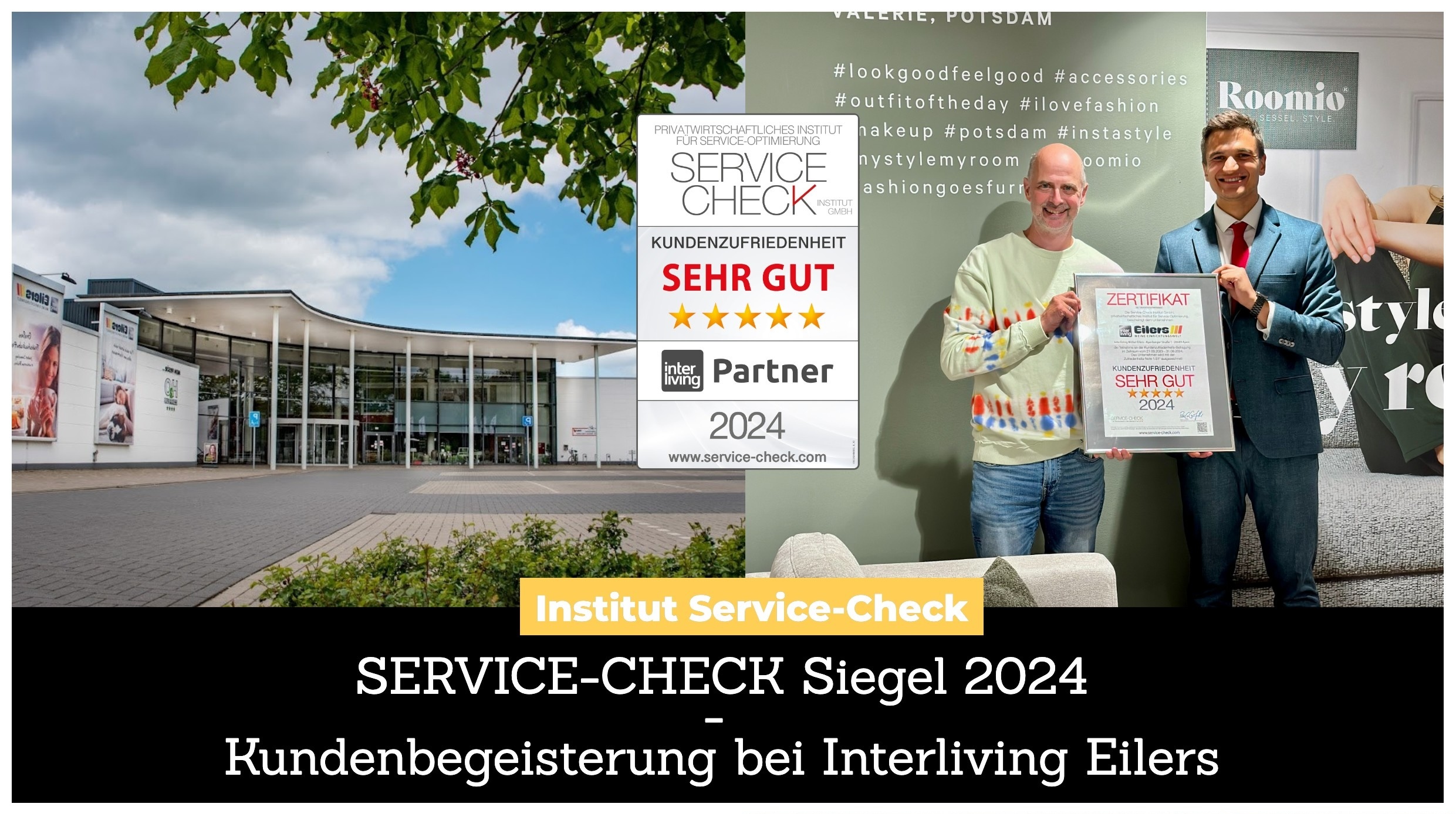 Feierliche Siegelübergabe mit dem SERVICE-CHECK Siegel 2024 von dem Möbelhaus Interliving Eilers in Apen mit dem links stehenden Geschäftsführer Claus Eilers und dem rechts stehenden Geschäftsführers des Instituts SERVICE-CHECK Pablo Gräfrath 