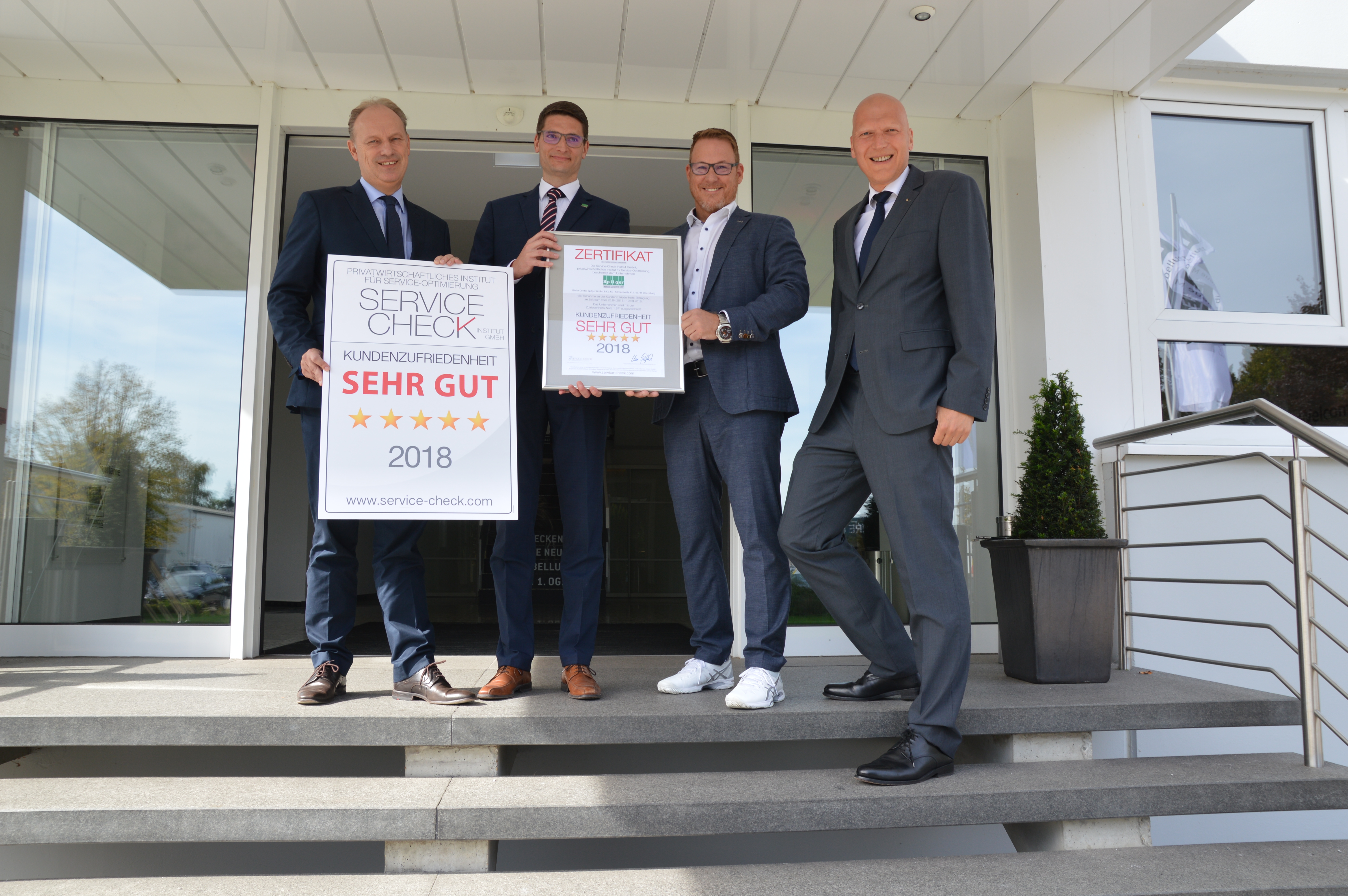 Die Auszeichnung mit dem SERVICE-CHECK-Siegel 2018 fand auf der Musterring-Messe in Rietberg statt. (von links nach rechts: Oliver Höner - Geschäftsführer Mustering, Bernd Spilger - Geschäftsführer Wohncenter Spilger, Rüdiger Kuhl Gesamtleiter Einkauf und Marketing Wohncenter Spilger, Uwe Graefrath, Geschäftsführer Institut SERVICE-CHECK) 