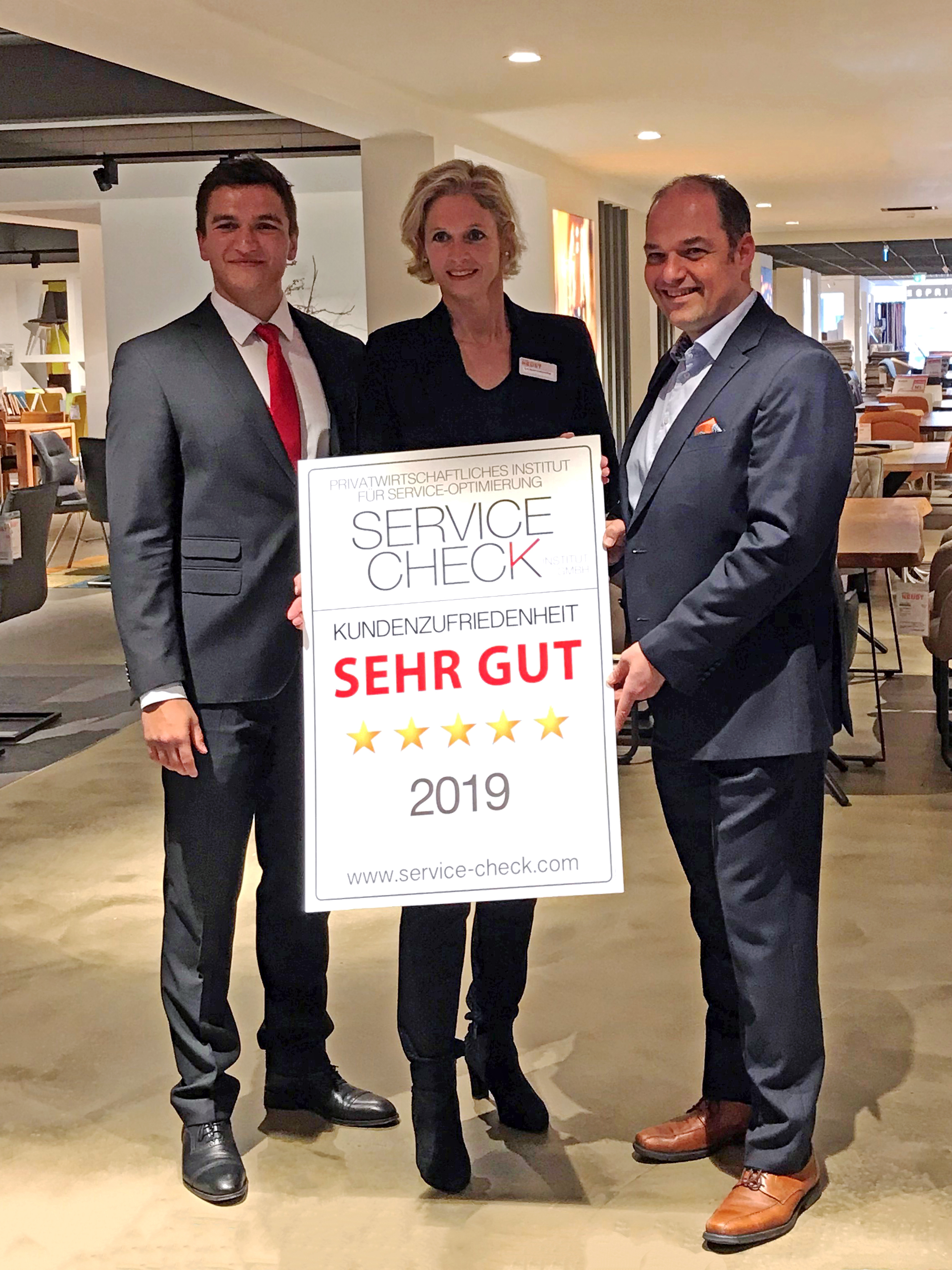 SERVICE-CHECK Siegel Übergabe 2019 - Möbel Neust erzielt Bestnote bei Kundenbefragung