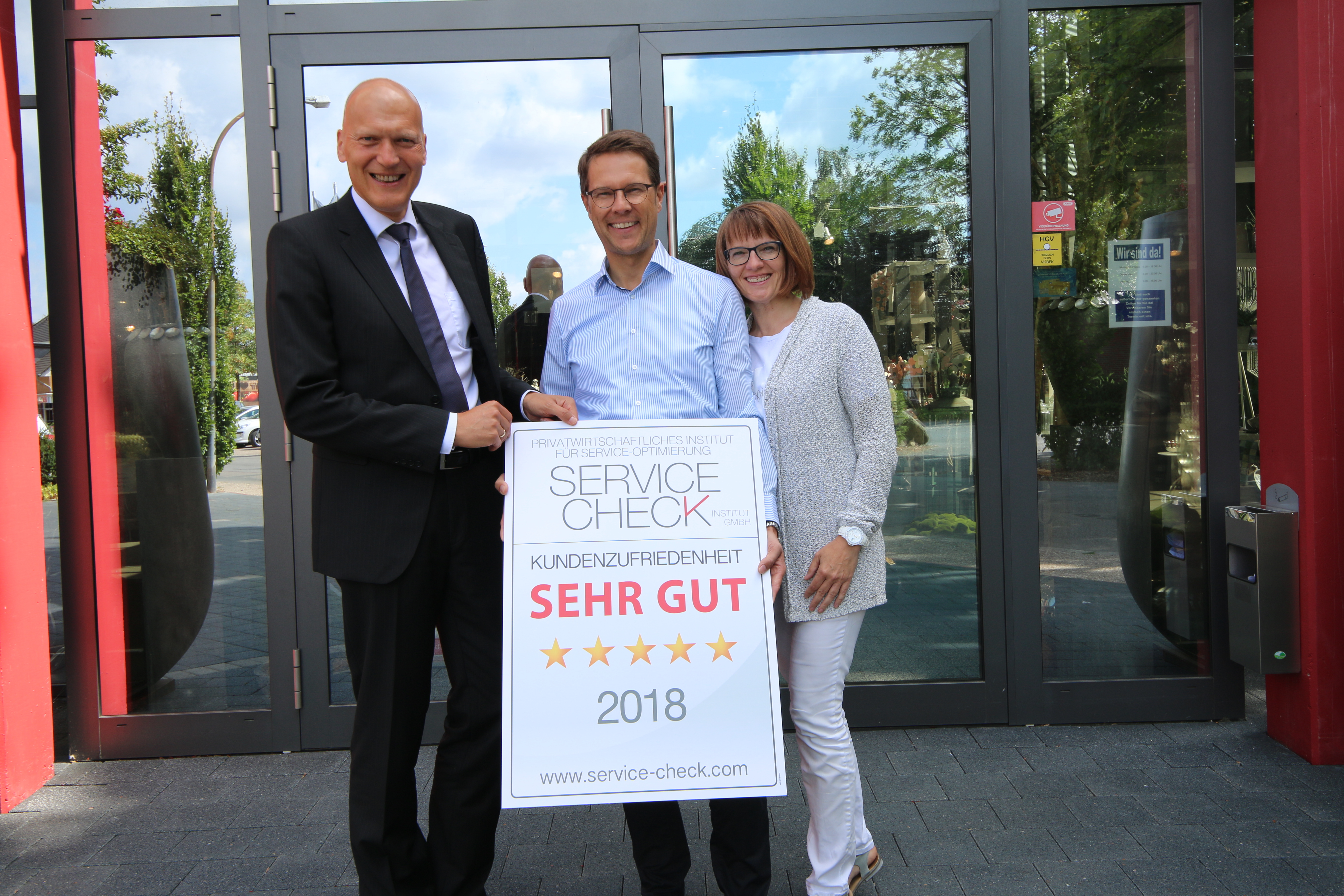 Das Ehepaar Debbeler übernimmt stellvertretend für das gesamte Team die begehrte Service-Auszeichnung. Die Möbel Debbeler-Kunden haben entschieden: 5 Sterne-SERVICE-CHECK-Siegel mit Bestnote. Die Übergabe fand August 2018 in Visbek durch den Leiter des Instituts SERVICE-CHECK Uwe Gräfrath (links) statt.