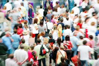 Was erwarten Kunden von einem perfekten Service? SERVICE-CHECK liefert Fakten. (Bild: #13149747 – Crowd© adisa)