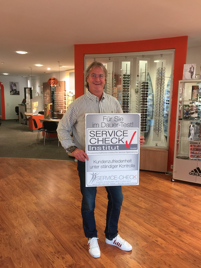 Joachim Geyer, Inhaber von Optik Geyer in Erding, startet den großen Service-Check für Optik-Studios.