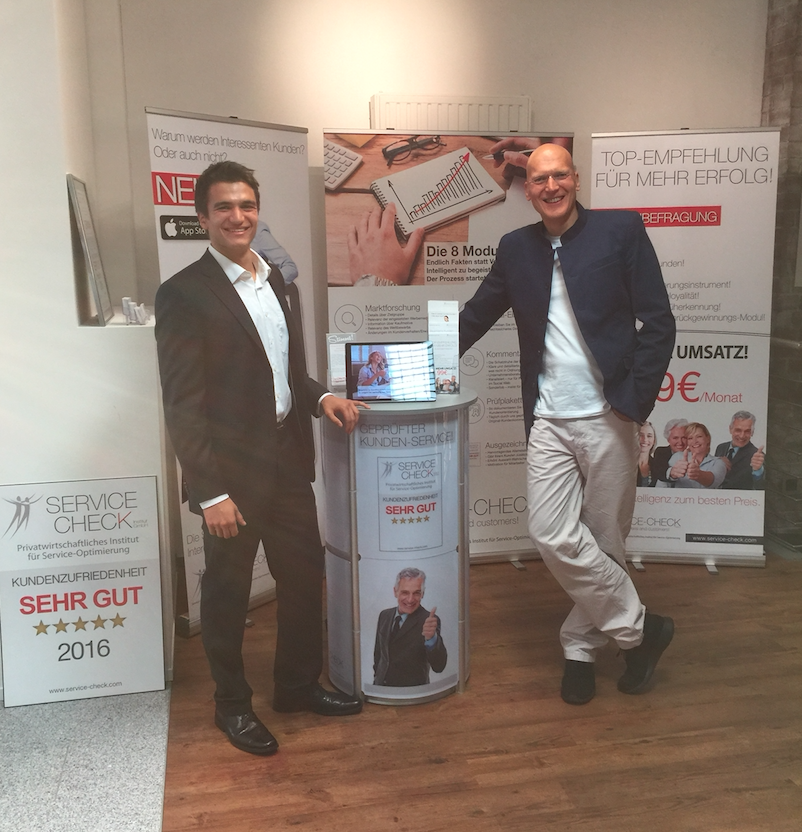 Das Service-Check-Messeteam auf der Alliance-SB-Möbelmesse. Präsentiert wurden die System-Neuheiten und SocialMedia-Erweiterungen in der Kundenbefragung.