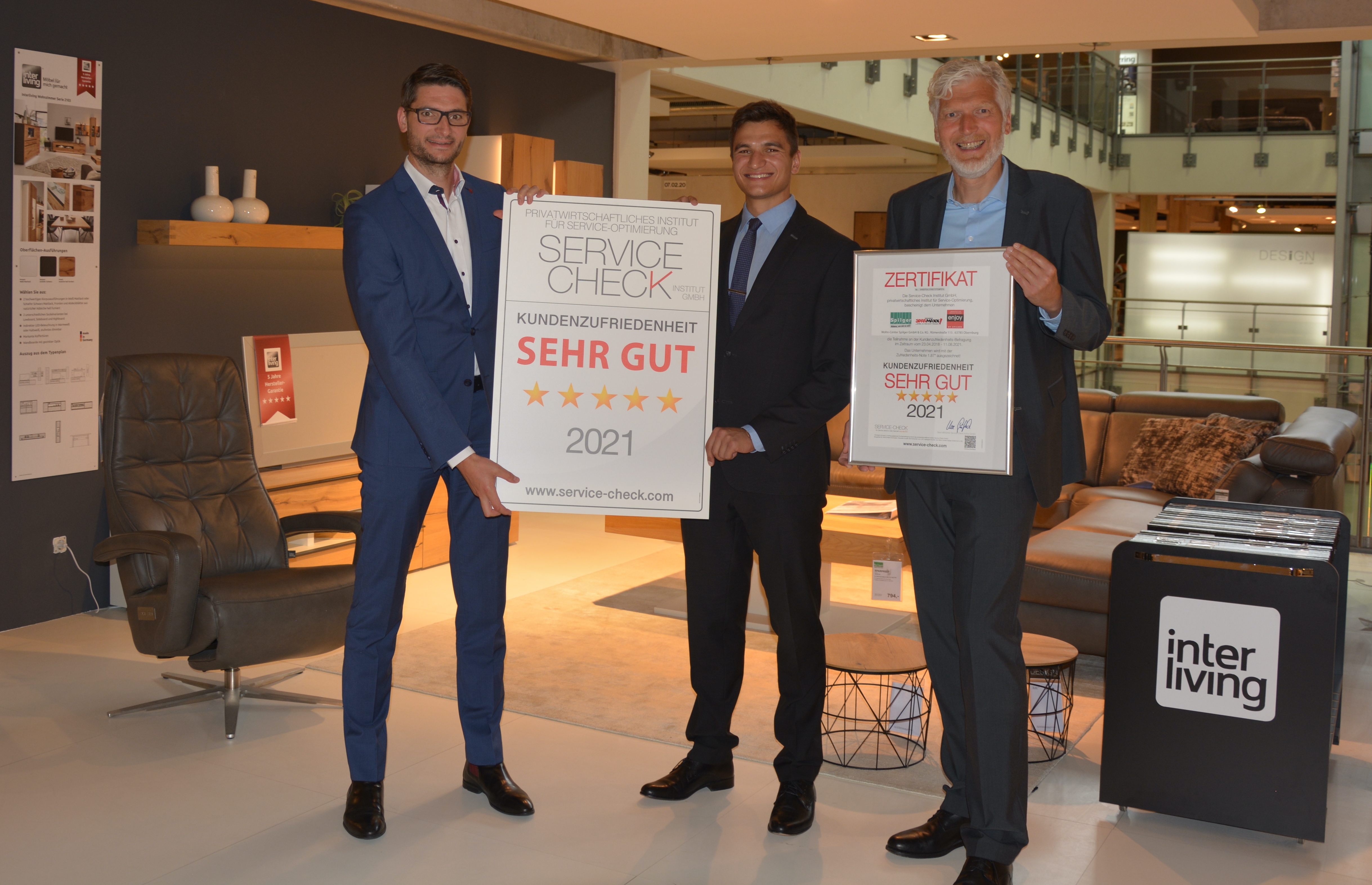 Wohn-Center Spilger - Geschäftsführer Herr Bernd Spilger empfängt stolz das SERVICE-CHECK Siegel 2021  (Personen von l.n.r.: Hr. Bernd Spilger - Geschäftsführer Wohn-Center Spilger, Pablo C. Gräfrath - Prokurist Institut Service-Check, Uwe Gräfrath - Leiter des Institut Service-Check)