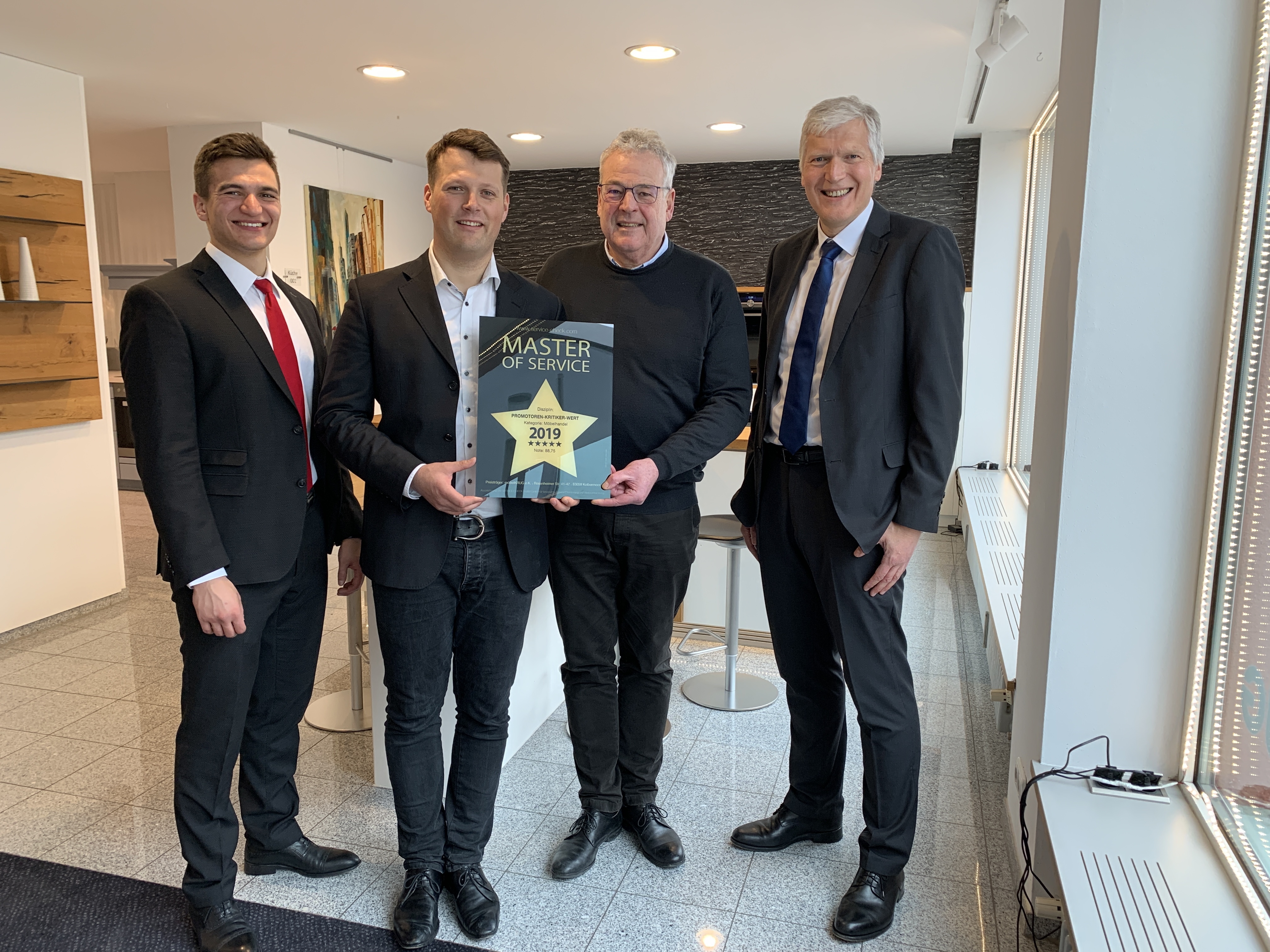 Auszeichnung von möbelKRUG bei großem Presse-Aufgebot mit dem "Master-of-Service"-Award 2019 (Personen von l.n.r. Herr Pablo C. Gräfrath - Prokurist Institut SERVICE-CHECK, Herr Max Krug - Geschäftsführer möbelKrug, Herr Josef Krug - Geschäftsleitung möbelKrug, Herr Uwe Gräfrath - Institutsleiter Service-Check)