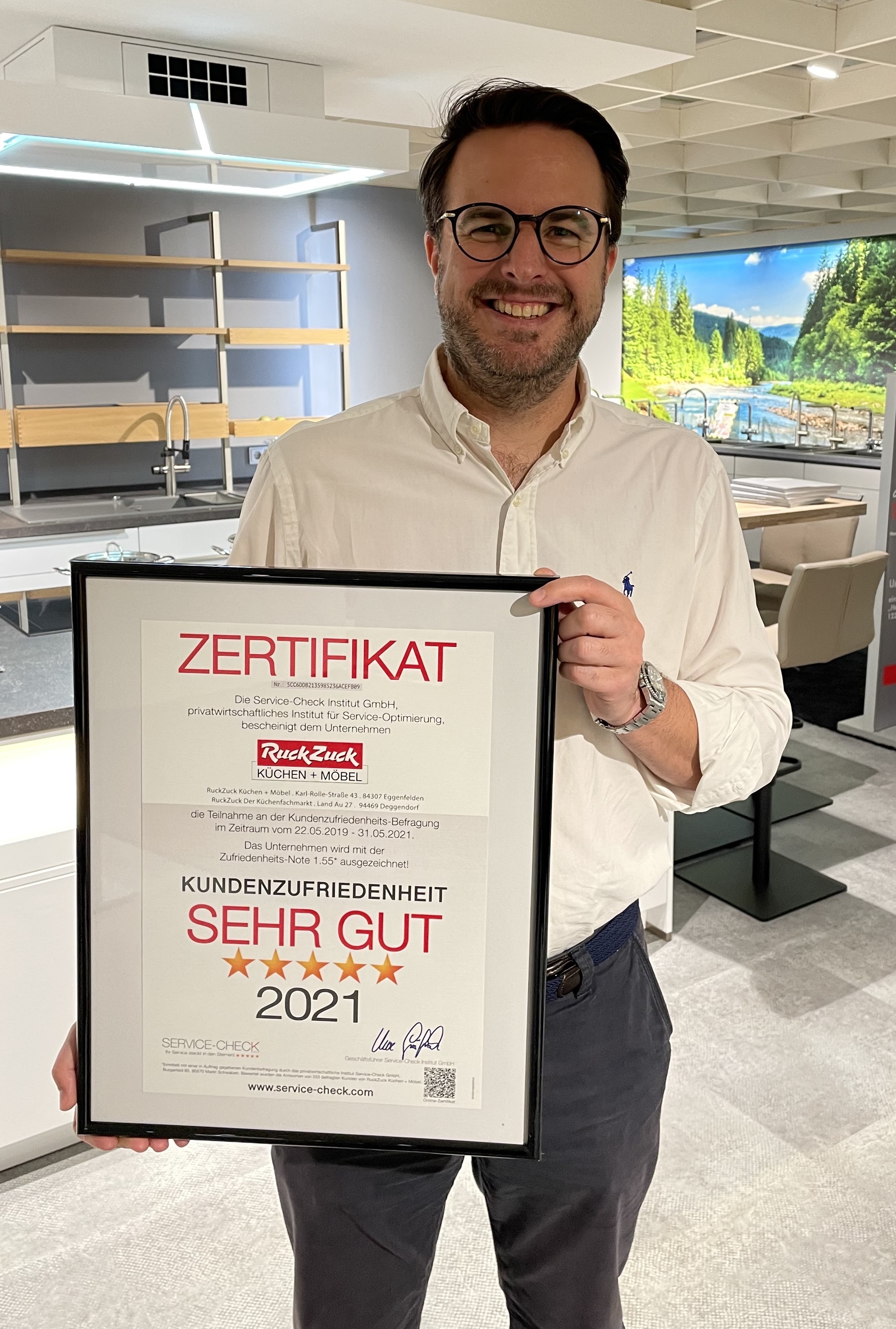 Michael Wendlinger freut sich über die Service-Check Auszeichnung 2021 für besonders hohe Kundenbegeisterung
