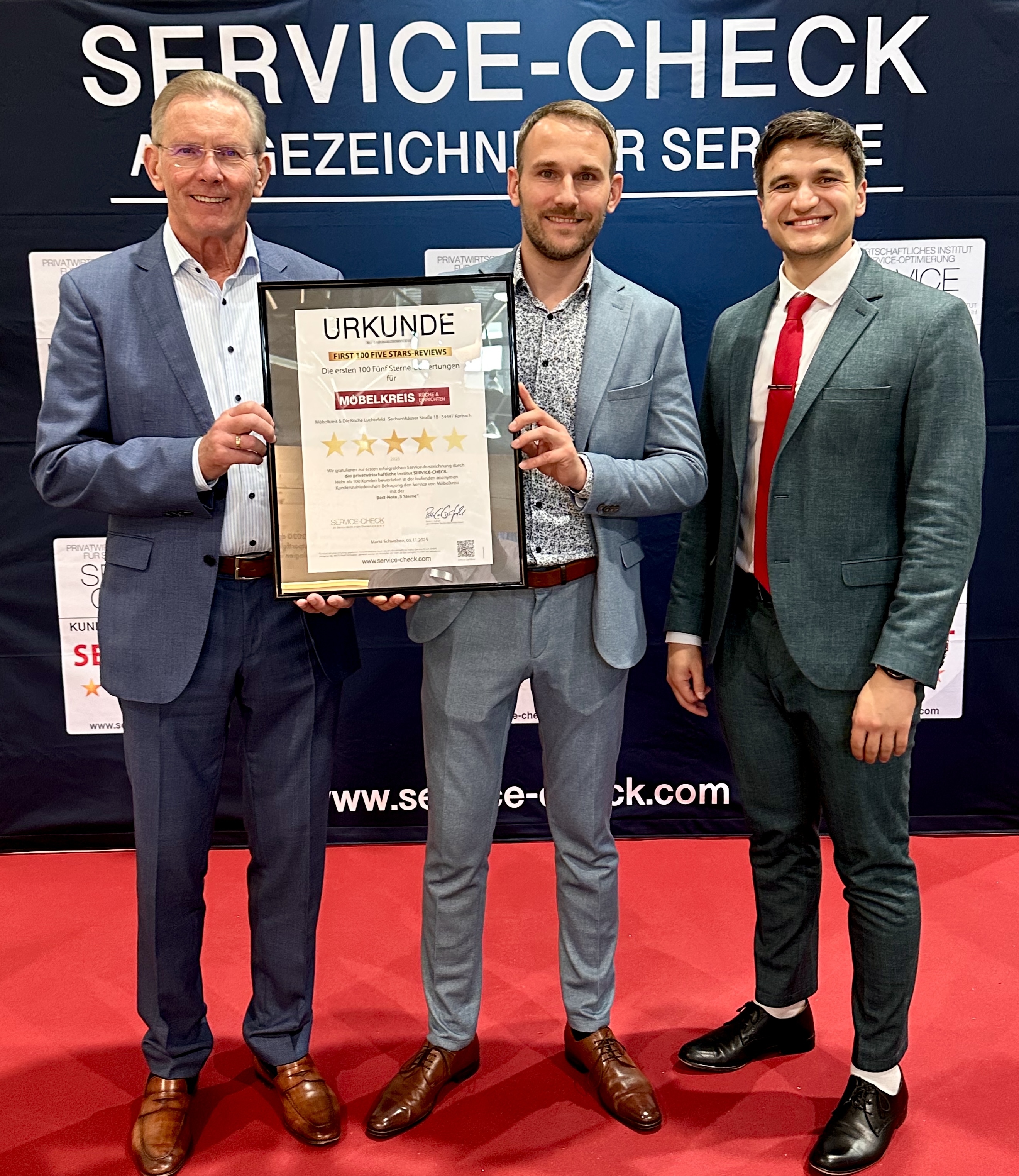 Service-Check Auszeichnung von Möbelkreis auf der EMMK 2025 in Leipzig (Personen von l.n.r.: Fritz Klug - Geschäftsführer Möbelkreis, Christoph Klug - Geschäftsführer Möbelkreis, Pablo C. Gräfrath - Institut SERVICE-CHECK)