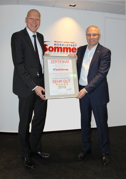 Die Auszeichnung mit dem SERVICE-CHECK-Siegel 2019 fand im Januar 2019 in der Sommerlad-Zentralverwaltung in Gießen statt. (Foto: Frank Sommerlad (re) und Uwe Gräfrath (li)) 