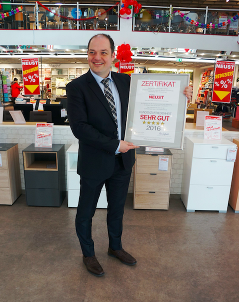 Die Kunden von Möbel Neust in Wirges haben entschieden: 5 Sterne beim SERVICE-CHECK 2016. Patrick Neust freut sich mit seinem gesamten Team über diese Auszeichnung.