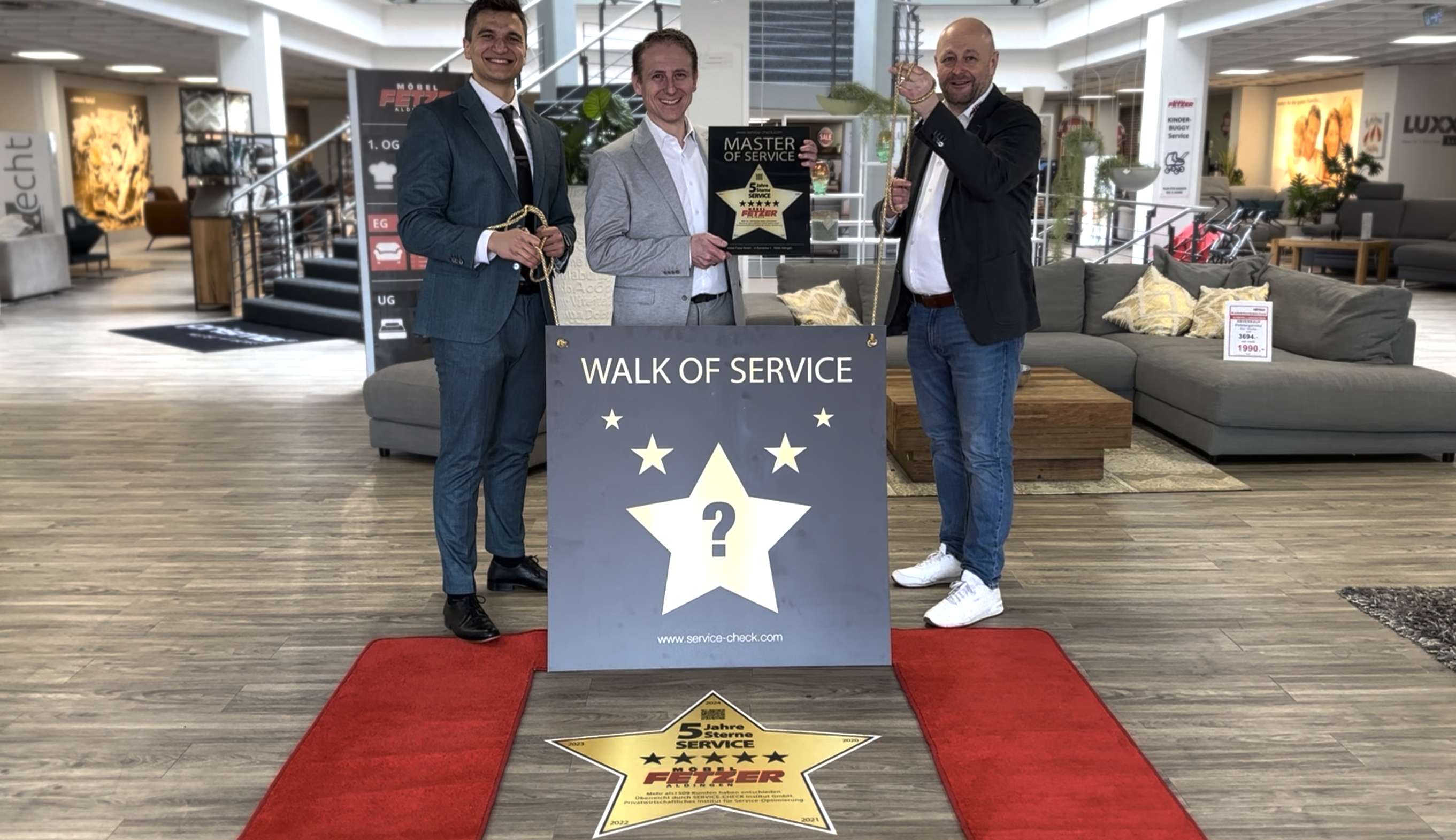 Feierliche Enthüllung des "Walk-of-Service"-Stern bei Möbel Fetzer in Aldingen