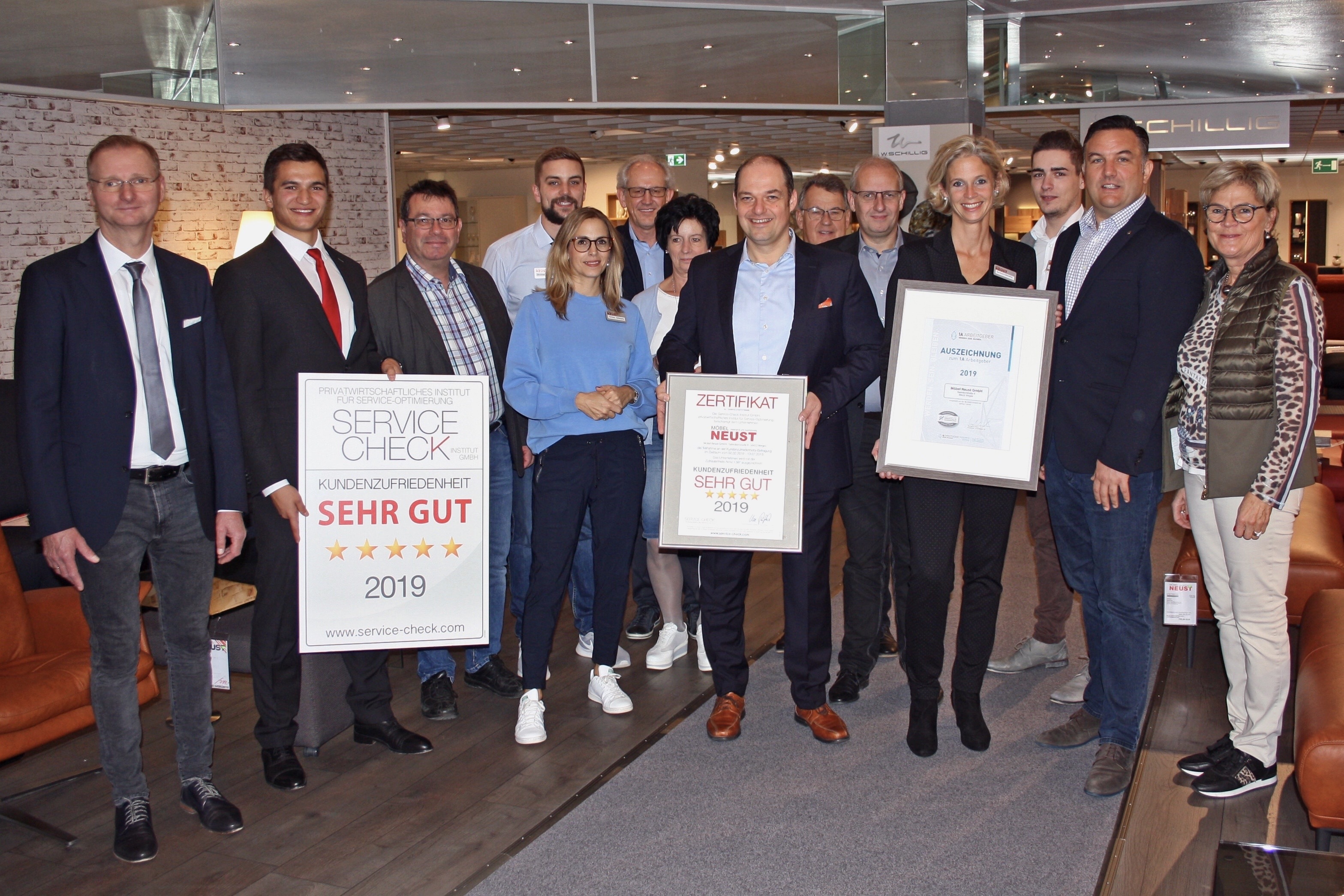 Hohe Mitarbeiter - und Kundenzufriedenheit bei Möbel Neust (Personen von links nach rechts: zweite Person von links - Pablo C. Gräfrath (Prokurist - SERVICE-CHECK Institut), dritte Person von links - Andreas Weidenfeller (Bürgermeister Wirges), fünfte Person von links - Patrick Neust (Geschäftsführer - Möbel Neust), sechste Person von links - Eva Neust-Haßenpflug (Geschäftsführerin - Möbel Neust), siebte Person von links - Michael A. Heun (Vorstand - 1A Arbeitgeber), achte Person von links - Gabi Neust (Möbel Neust)