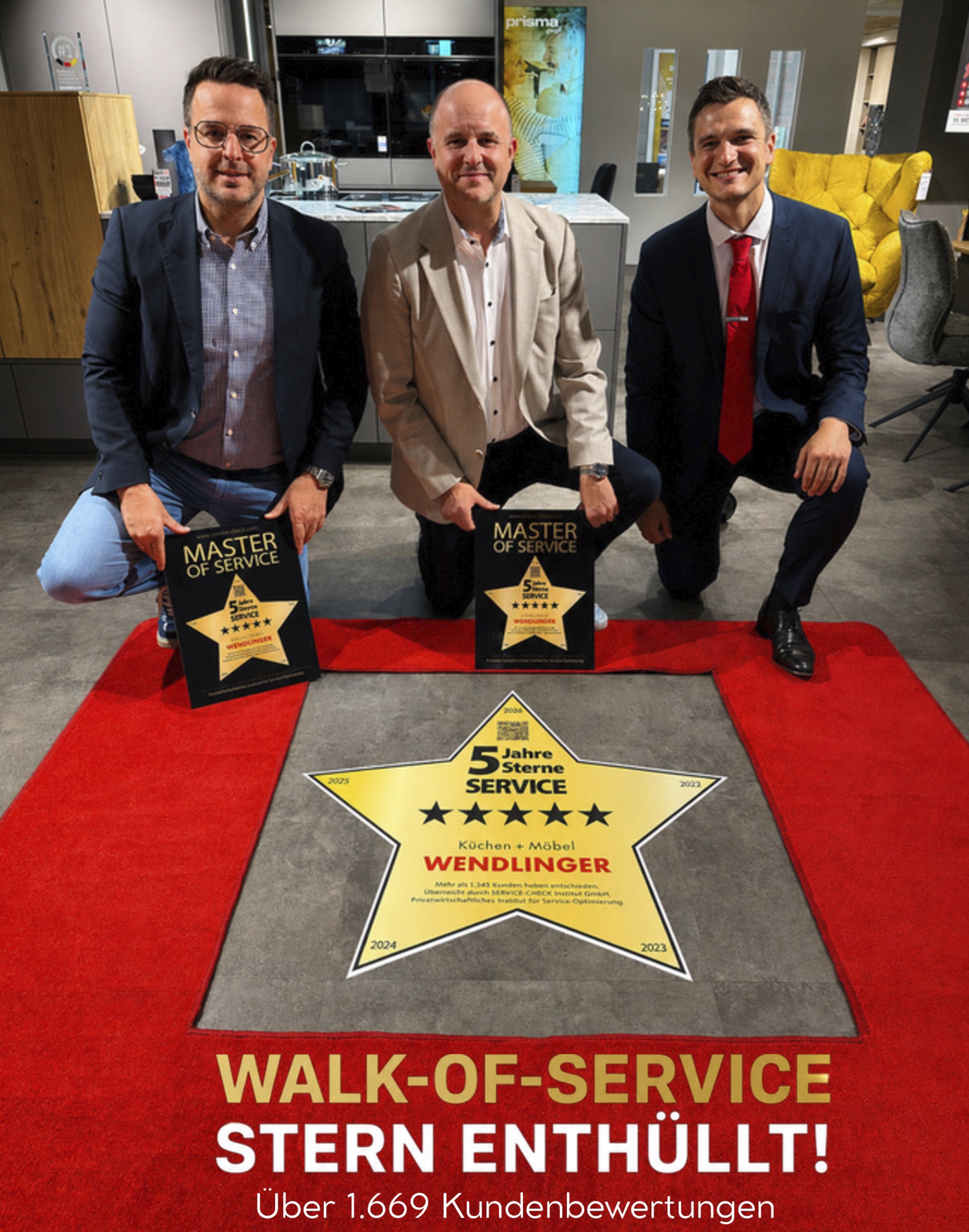 Feierliche Enthüllung des "Walk-of-Service"-Stern bei Wendlinger Küchen + Möbel (Personen von L.n.r: Michael Wendlinger - Wendlinger Küchen + Möbel, Thomas Wendlinger - Wendlinger Küchen + Möbel, Pablo C. Gräfrath - Institut SERVICE-CHCK)